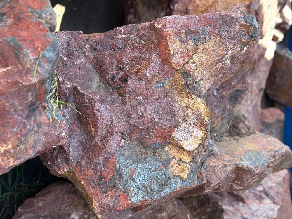 Камни для ландшафтного дизайна красно-фиолетовые 10-60 килограмм купить в Томске