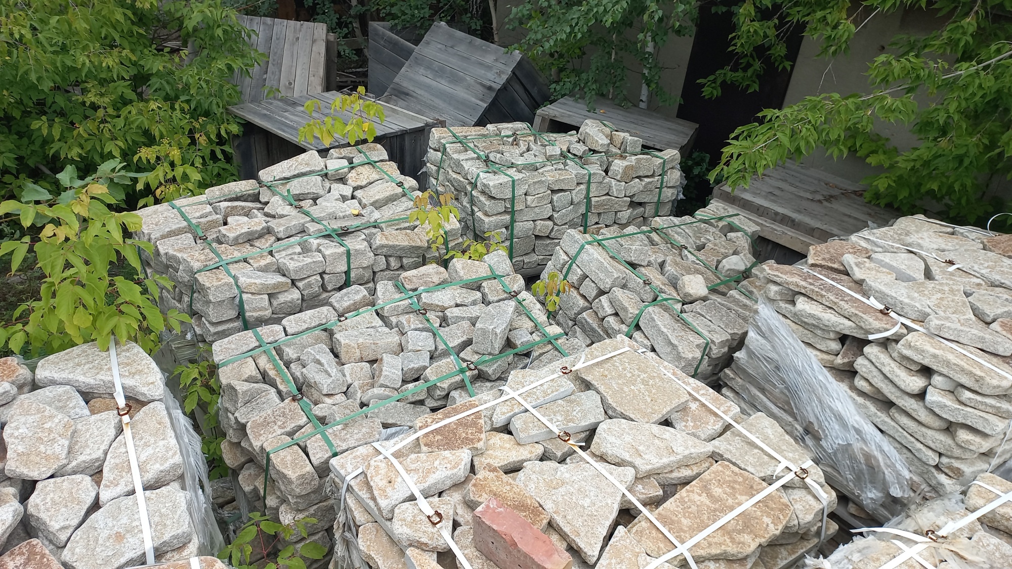 Плитняк галтованный гранитный для ландшафтного дизайна купить в Томске