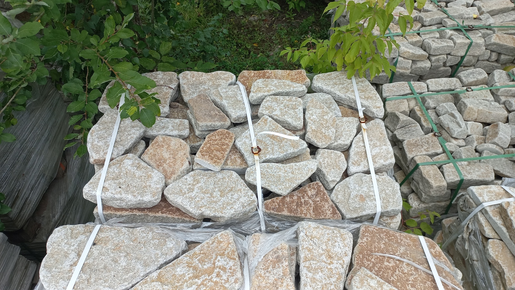 Плитняк галтованный гранитный для ландшафтного дизайна купить в Томске