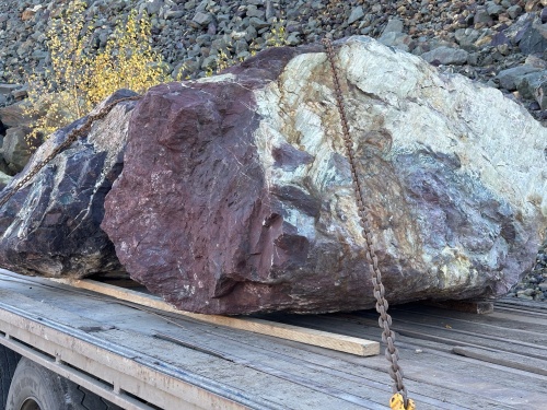 Огромные красно-фиолетовые валуны для ландшафтного дизайна весом более 5 тонн купить в Томске