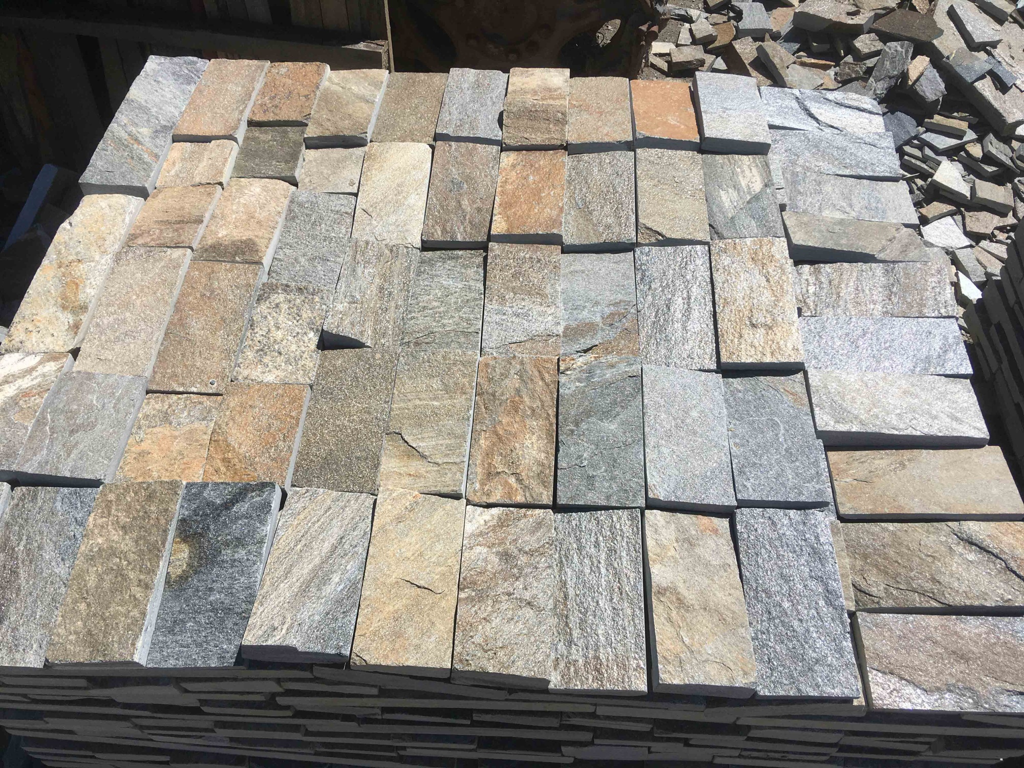 Плитка пилёная златолит Уральский для фасада купить в Томске