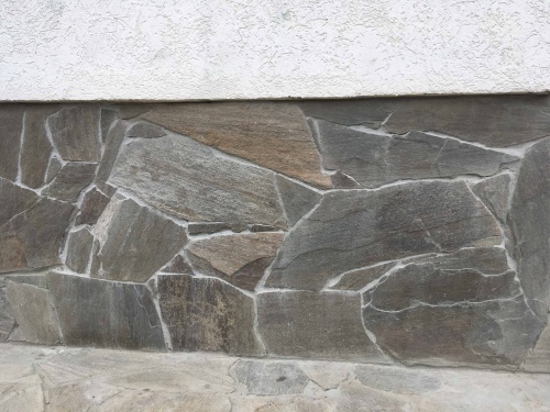 Плитняк златолит Уральский для цоколя, отмостки купить в Томске