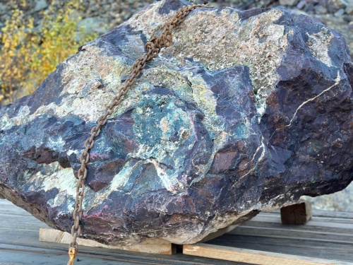 Огромные красно-фиолетовые валуны для ландшафтного дизайна весом более 5 тонн купить в Томске