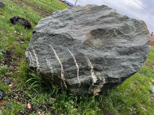 Гигантские зелёные валуны для ландшафтного дизайна весом более 5 тонн купить в Томске