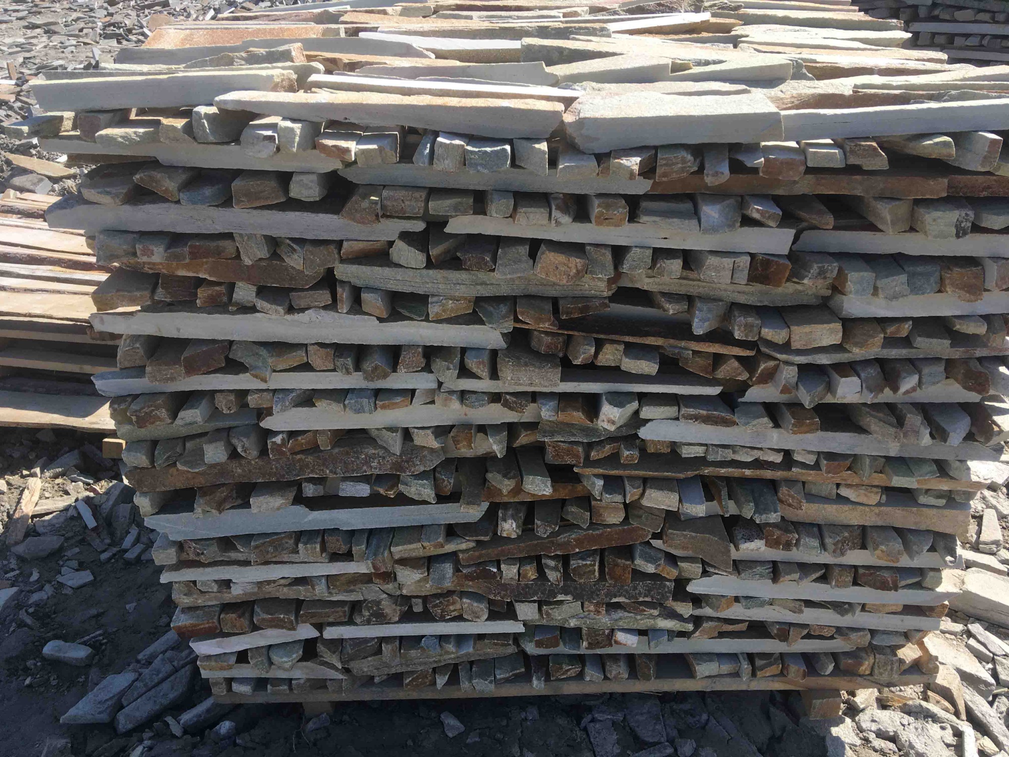 Горбушка златолит золотистый для облицовки купить в Томске