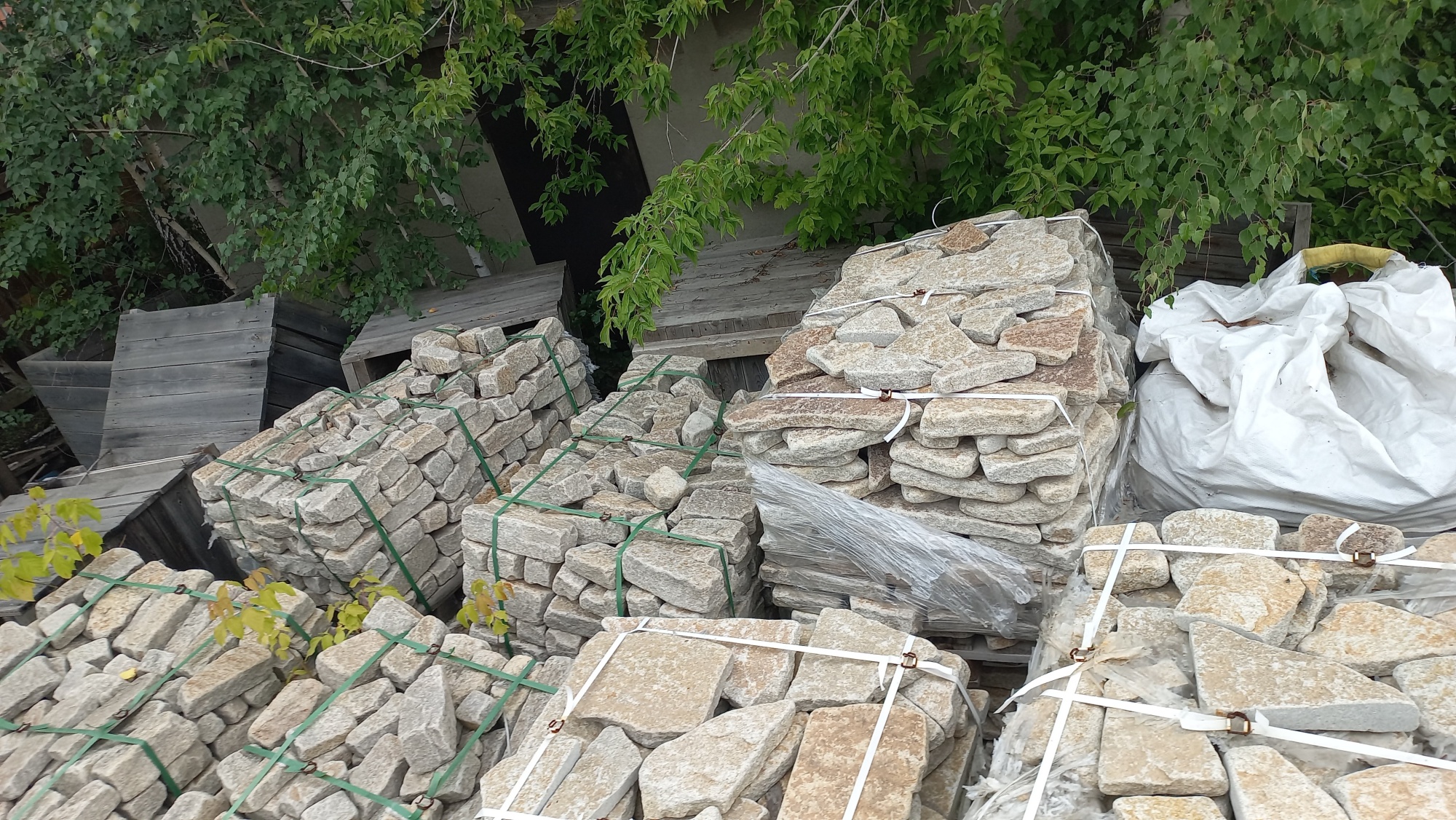 Плитняк гранитный галтованный купить в Томске