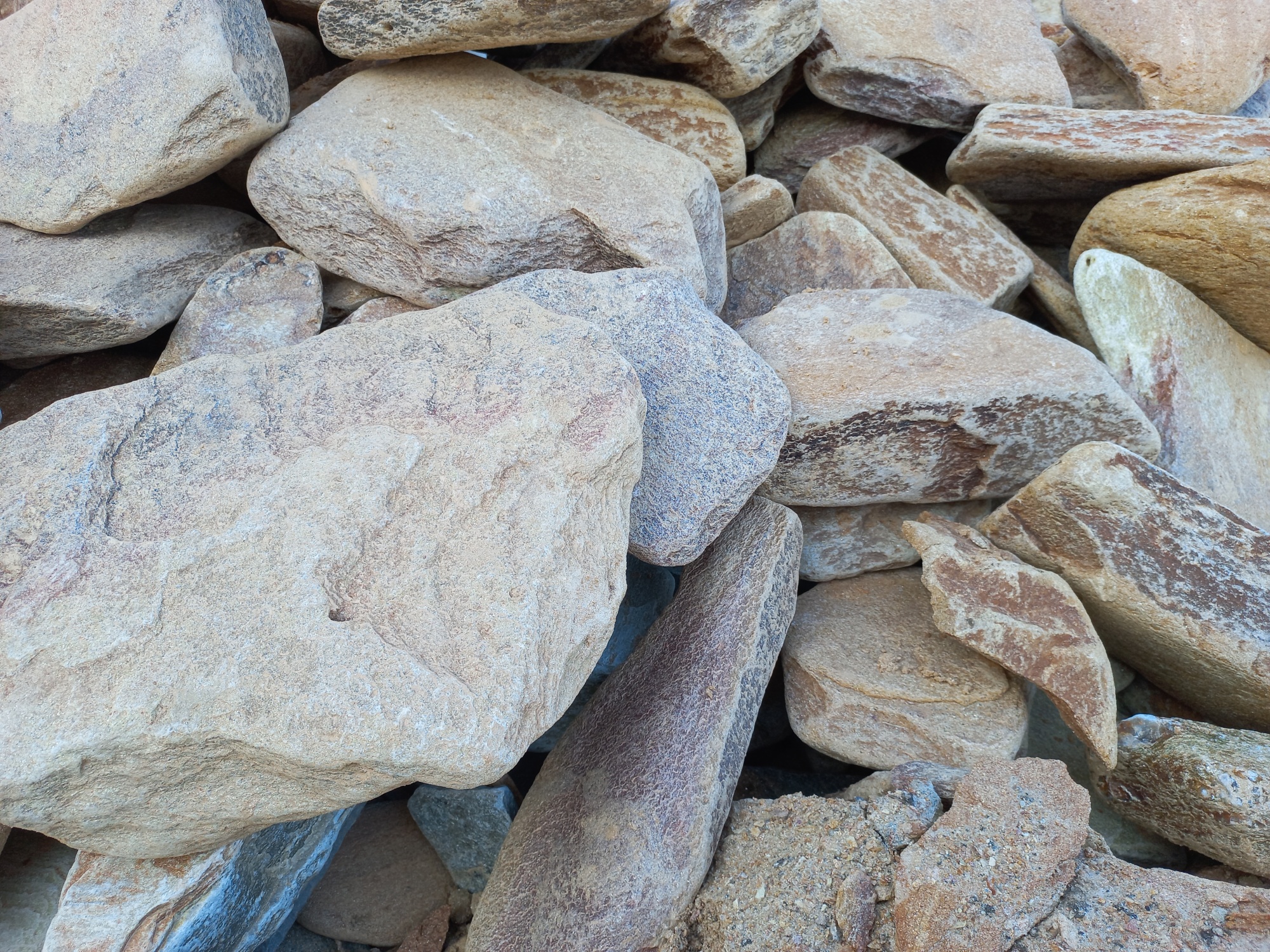 Златолит жёлтый, жёлто-зелёный глыбки и валуны для ланшафтного дизайна купить в Томске