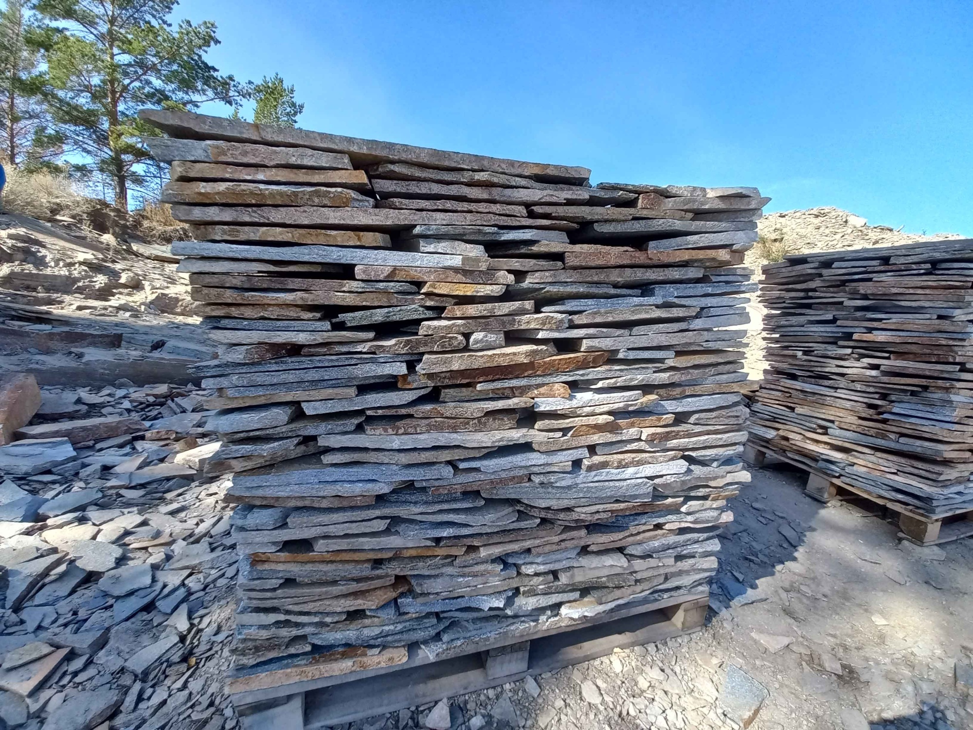 Плитняк златолит серебристый для фасада купить в Томске