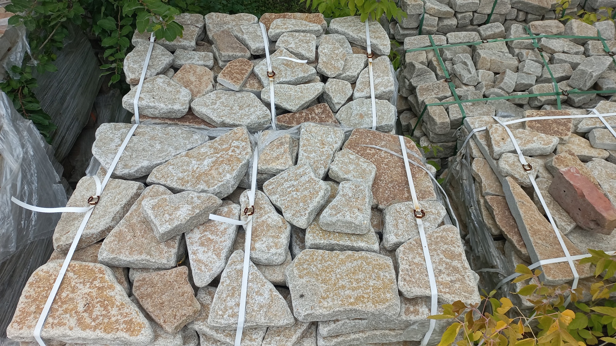 Гранитный плитняк галтованный для мощения купить в Томске