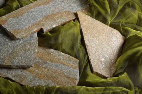 Плитняк златолит Уральский для цоколя, отмостки купить в Томске