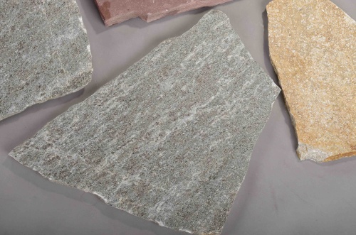 Плитняк златолит Уральский для цоколя, отмостки купить в Томске