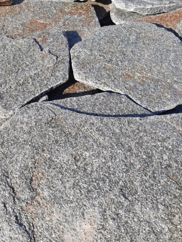 Златолит серебристый галтованный для цоколя купить в Томске