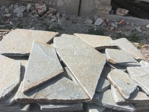 Златолит серебристый галтованный для цоколя купить в Томске